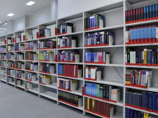 regał książek w bibliotece