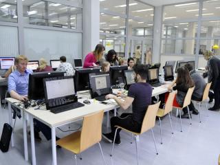 komputery udostępnione dla studentów w bibliotece