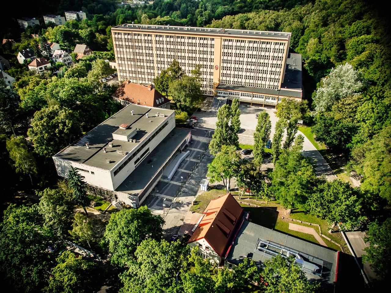 Widok na budynek Studium Praktycznej Nauki Języków Obcych z lotu ptaka