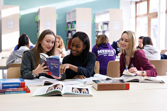 Studentki w bibliotece