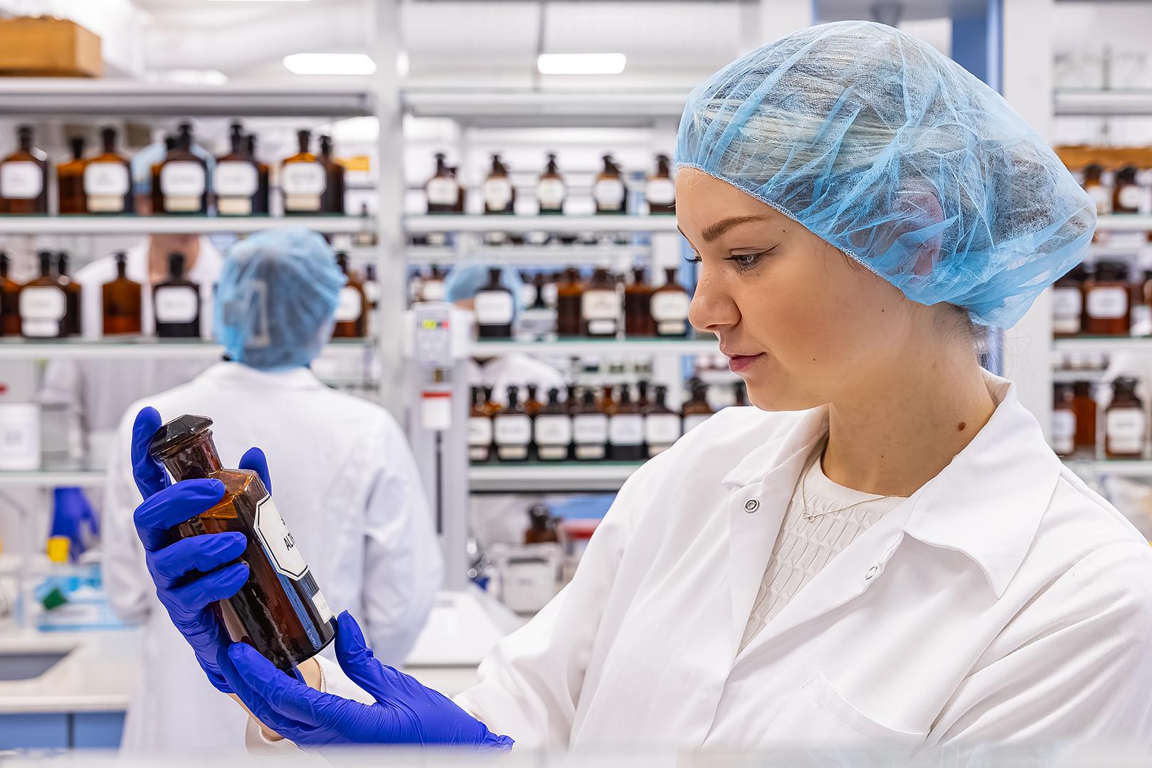 Studentka podczas zajęć na Wydziale Farmaceutycznym
