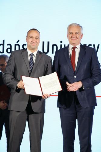 Prof. Tomasz Bączek i minister nauki i szkolnictwa wyższego Jarosław Gowin podczas ogłoszenia wyników pierwszej edycji programu IDUB