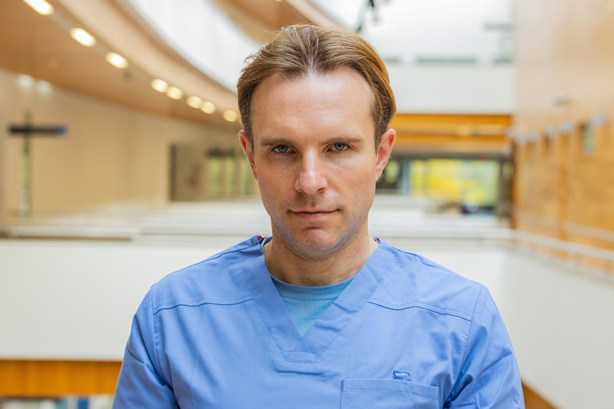 Portret prof. Bartosz Karaszewski, kierownik Katedry Neurologii i Kliniki Neurologii Dorosłych