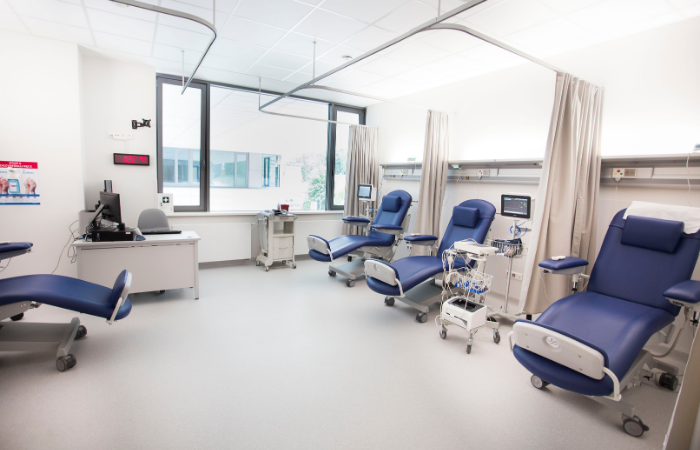 Sala badań klinicznych w Centrum Badań Klinicznych Wczesnych Faz, wyposażona w fotele pacjentów i aparaturę medyczną