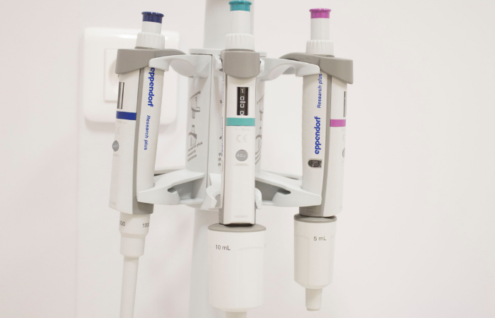 Pipety automatyczne Eppendorf w laboratorium Centrum Badań Klinicznych Wczesnych Faz