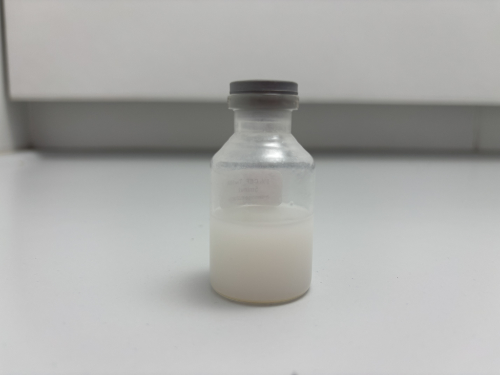 Zdjęcie fiolki z homogenną zawiesiną