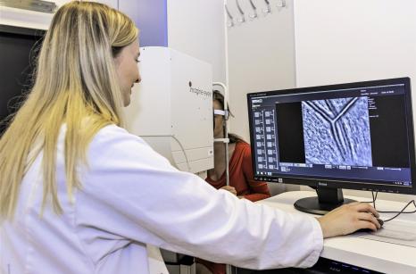 Badanie oka przy użyciu specjalistycznego urządzenia