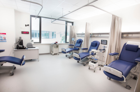 Sala badań klinicznych w Centrum Badań Klinicznych Wczesnych Faz, wyposażona w fotele pacjentów i aparaturę medyczną