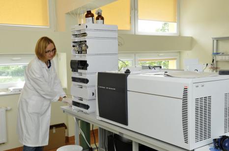 Jedno_z_laboratoriow_w_Zakladzie_Biofarmacji_i_Farma.jpg