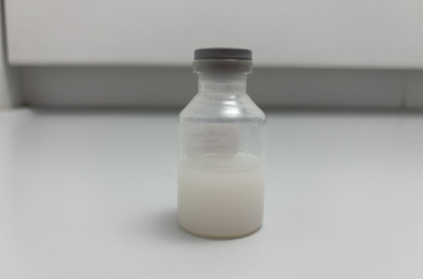 Zdjęcie fiolki z homogenną zawiesiną